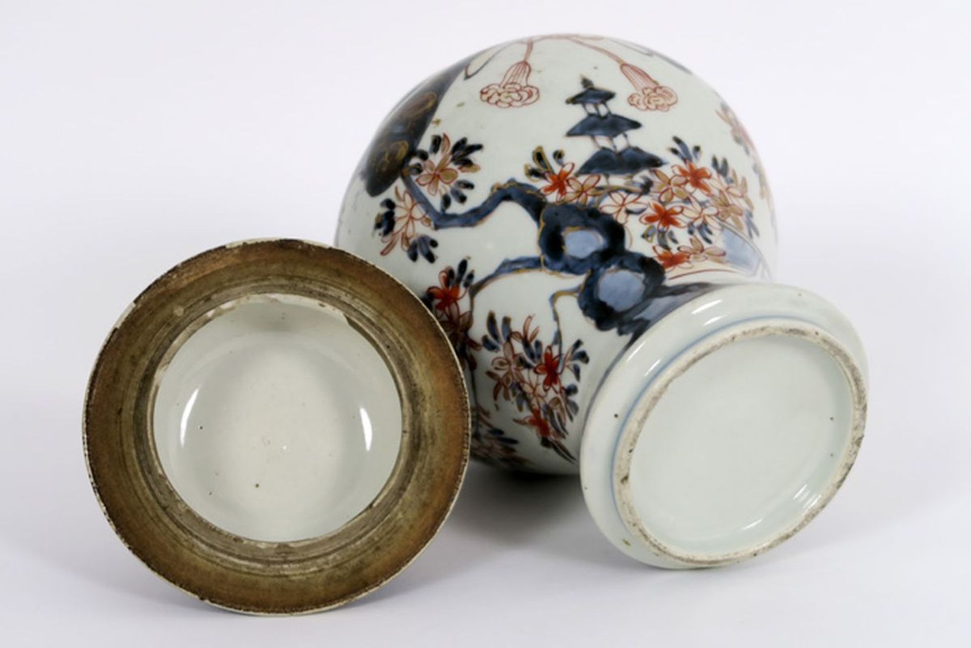 antique blue-white bowl and lidded Arita vase in Japanese porcelain - - Lot (2) [...] - Image 4 of 4
