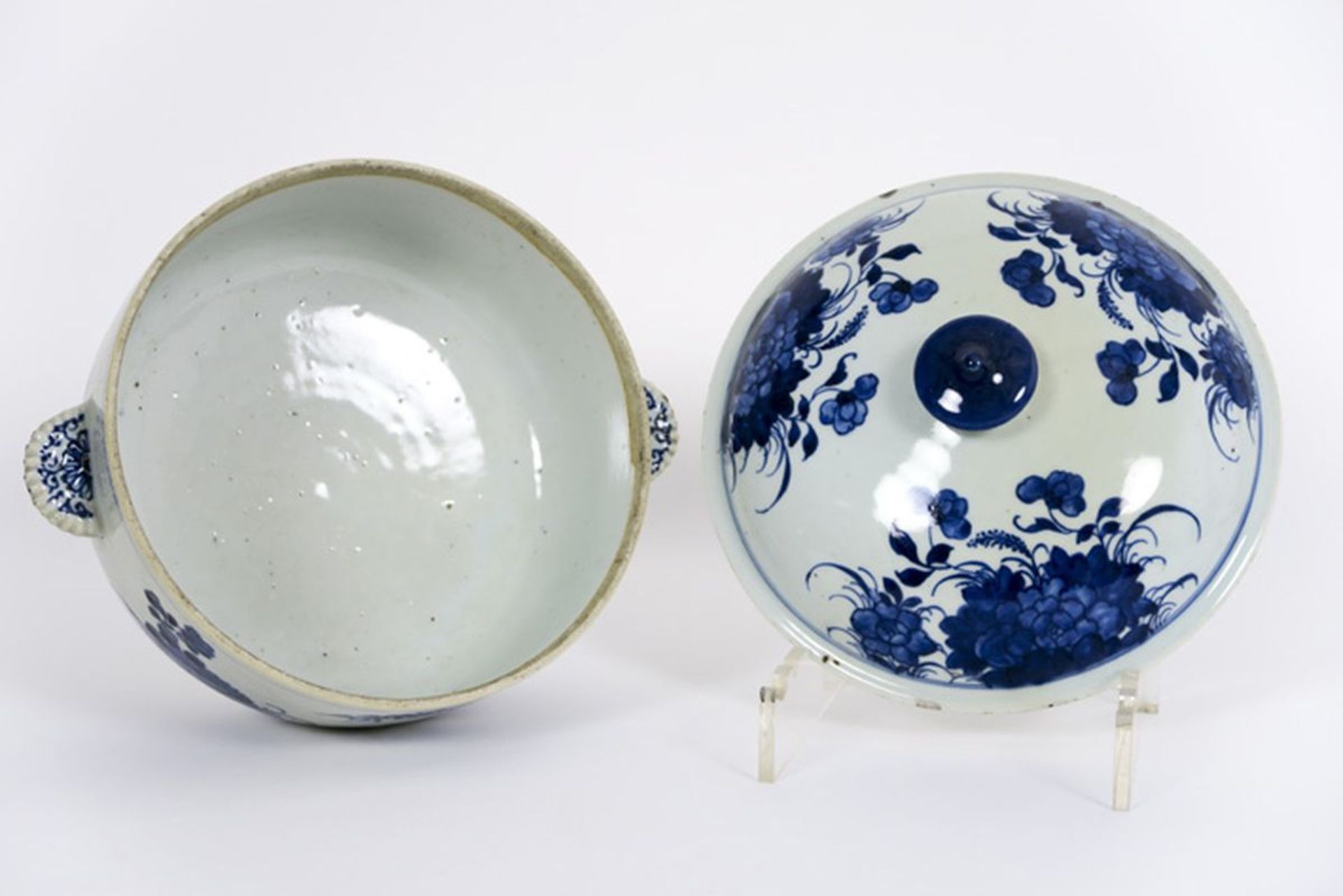 18th Cent. Chinese lidded tureen in porcelain with blue-white decor - - Achttiende [...] - Image 3 of 4