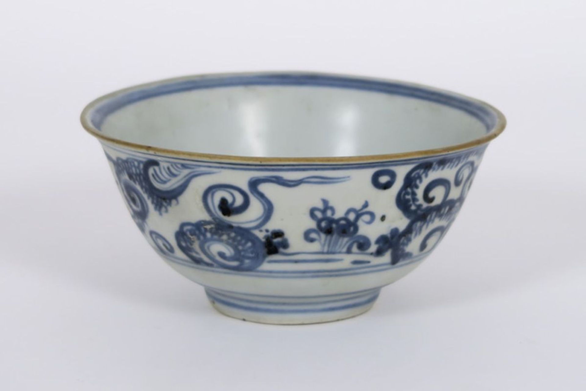 antique Chinese bowl in porcelain with blue-white decor with flowers - - Antieke [...]