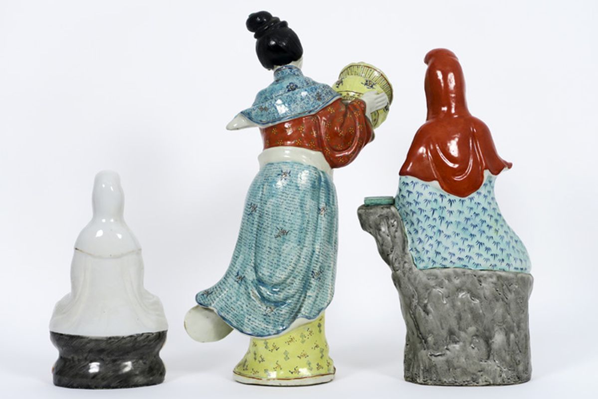 three Chinese sculptures in porcelain - - Lot van drie Chinese sculpturen in [...] - Image 2 of 2