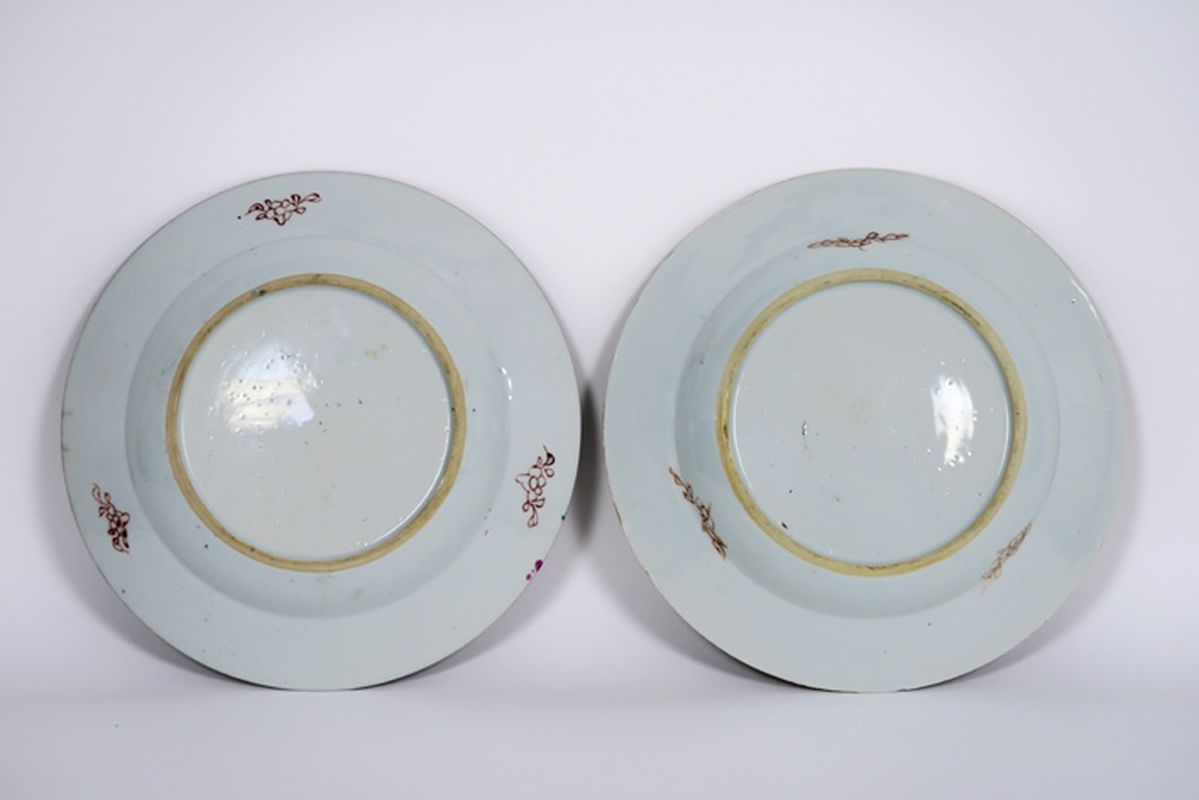 pair of 18th Cent. Chinese plates in porcelain with Famille Rose decor with garden [...] - Image 2 of 2