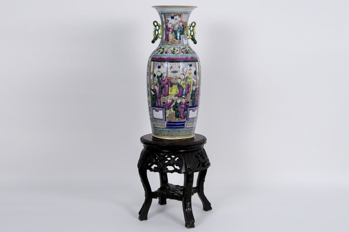 antique Chinese vase in porcelain with polychrome figure decor - sold with a Chinese [...]