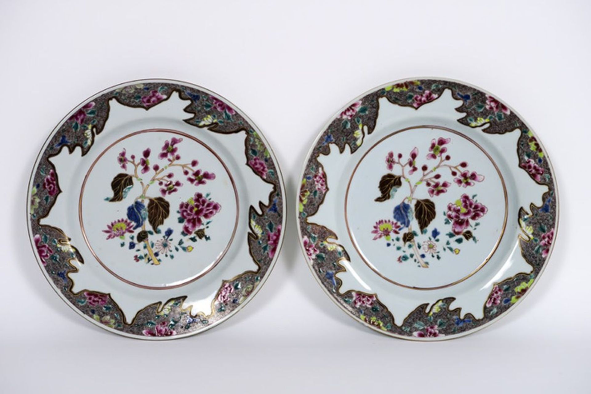 pair of 18th Cent. Chinese plates in porcelain with Famille Rose decor with flowers [...]