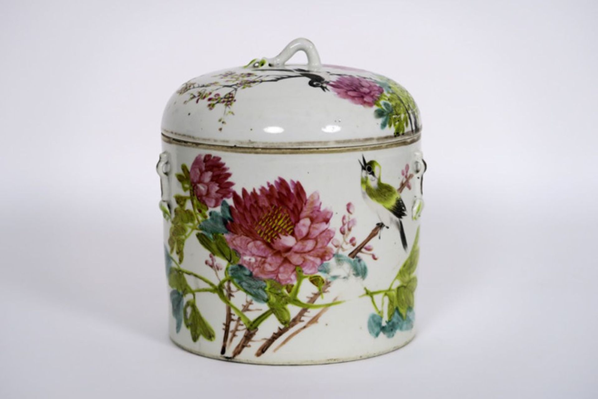 antique Chinese lidded pot in marked porcelain with a polychrome decor with birds and [...]