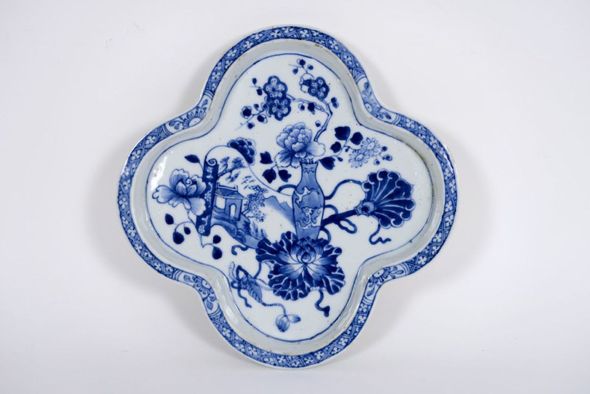 18th Cent. Chinese patti in porcelain with blue-white decor with stilllife - - [...]