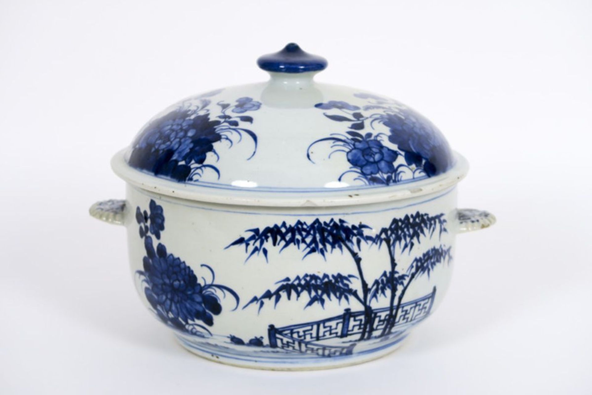 18th Cent. Chinese lidded tureen in porcelain with blue-white decor - - Achttiende [...] - Image 2 of 4