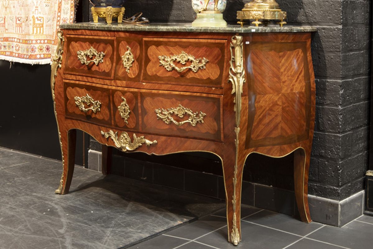 Louis XV chest of drawers in marquetry with mountings in bronze and marble top - - [...] - Image 2 of 4