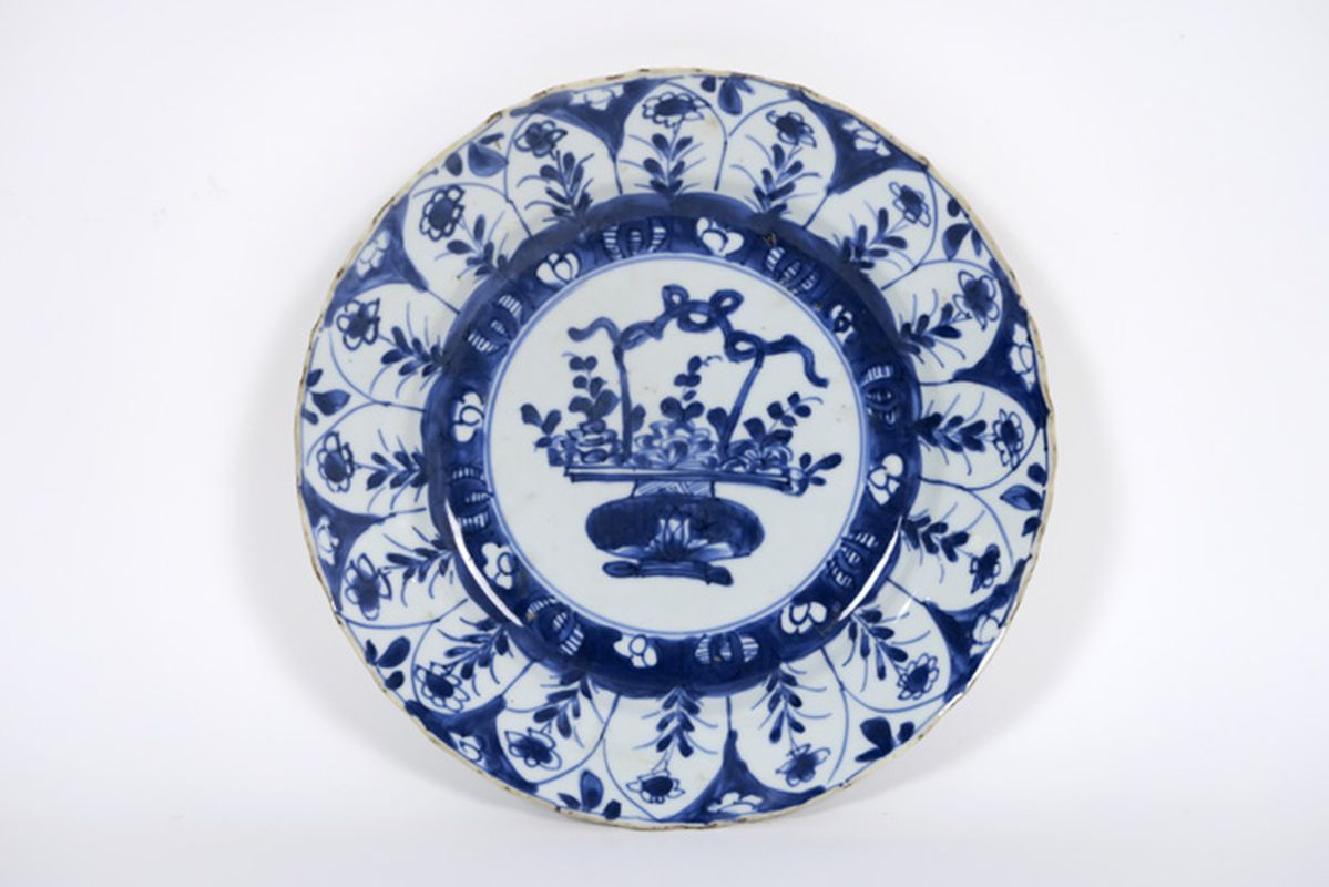 17th Cent. Chinese "Kang Hsi" platein porcelain with blue-white decor with jardinier [...]