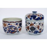 two pieces of 18th Cent. Chinese porcelain with Imari decor - - Lot (2) Chinees [...]