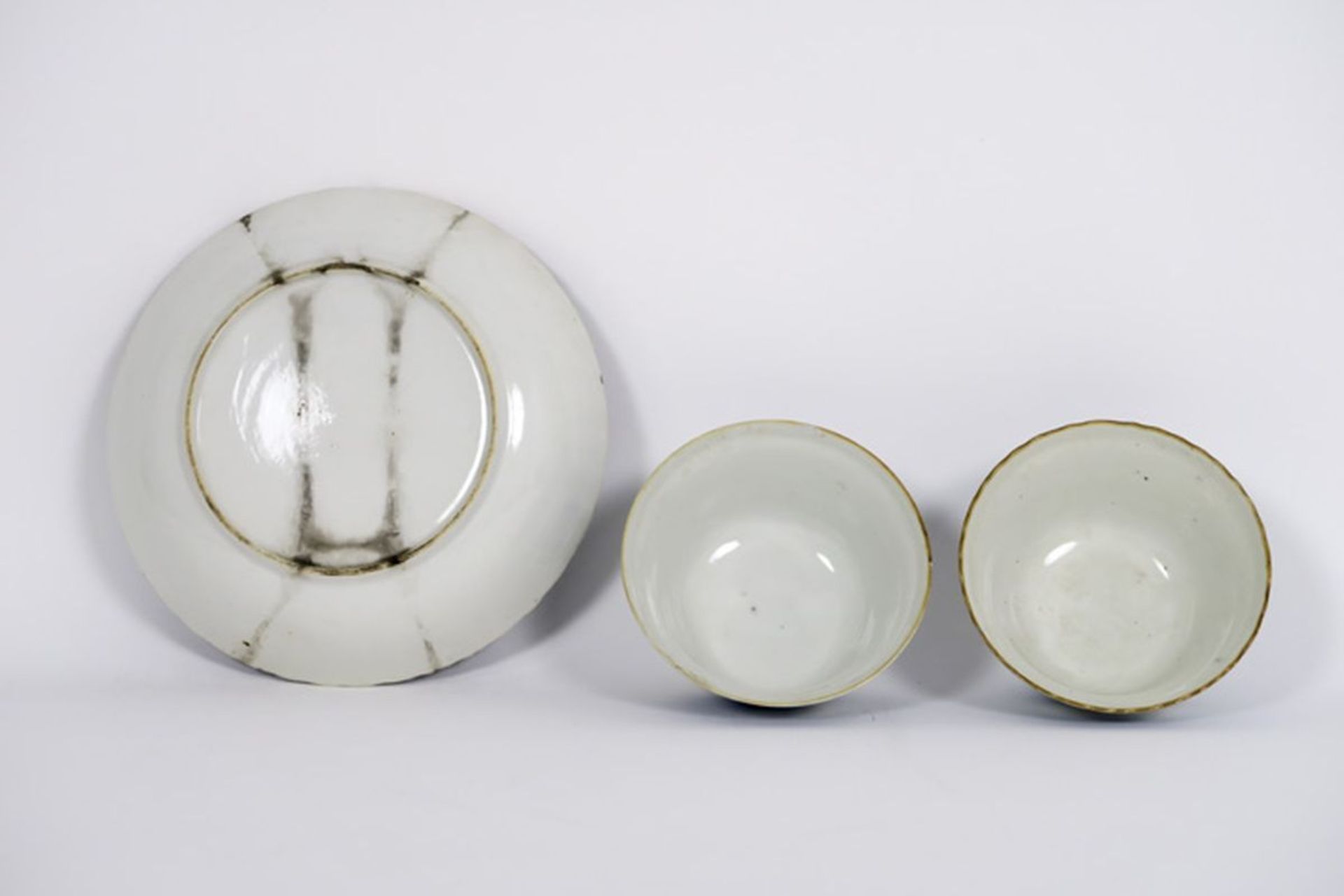 two 18th Cent. Chinese bowls (flower decor) and a dish (landscape decor) in porcelain [...] - Image 2 of 2
