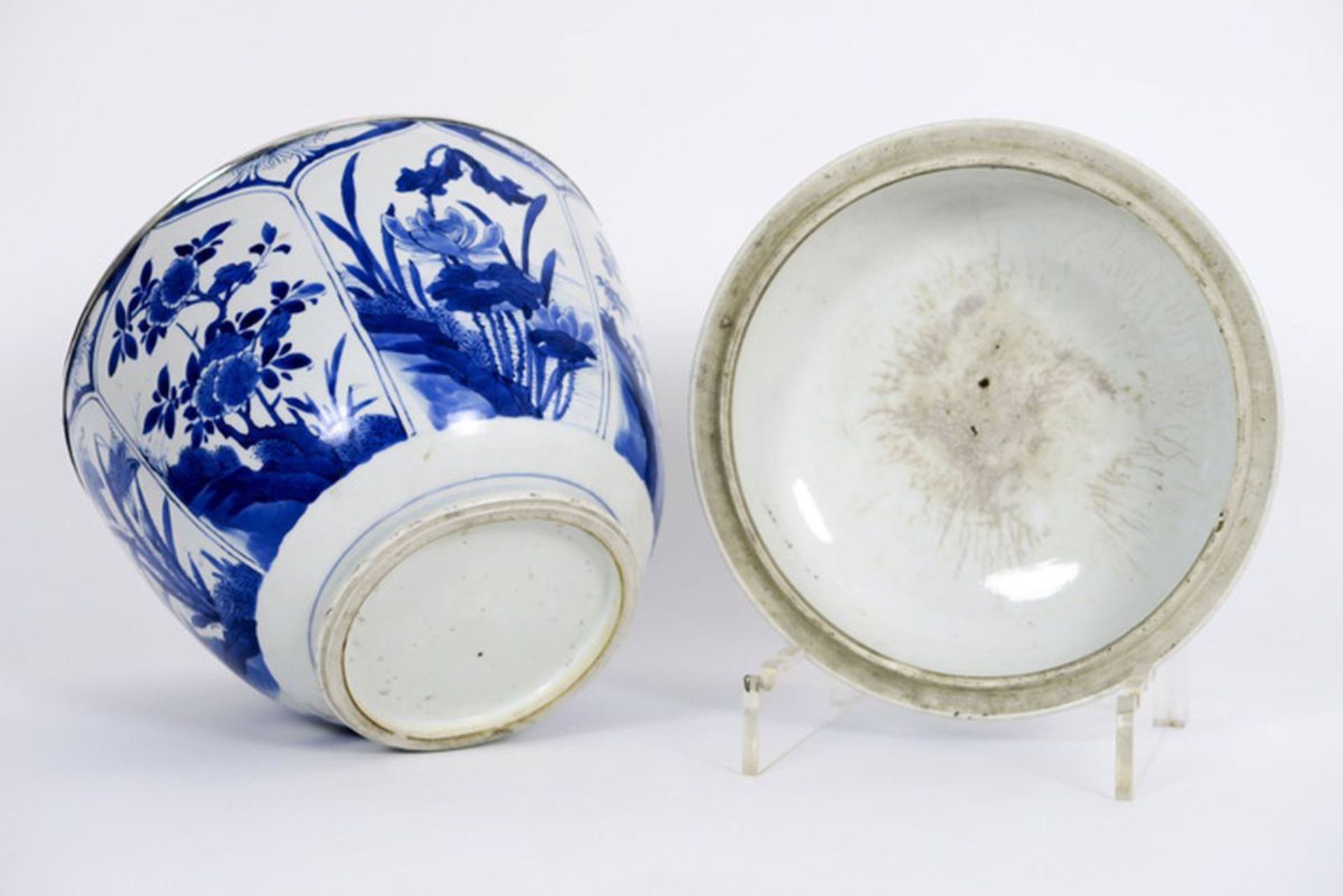 17th Cent. Chinese Kang Hsi lidded bowl in porcelain with a blue-white decor with [...] - Image 4 of 4