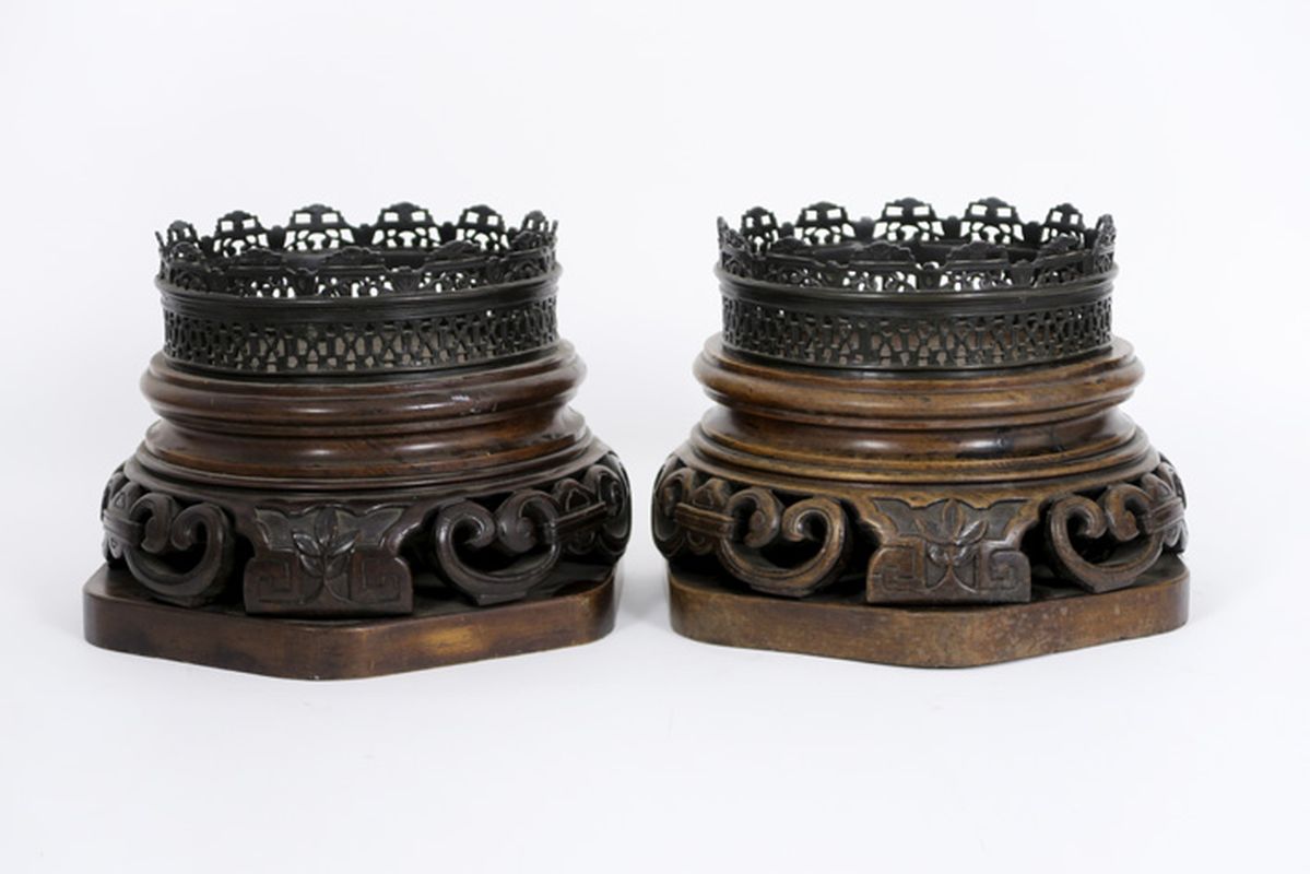 pair of antique Chinese vase stands in wood and bronze - - Paar antieke Chinese [...]