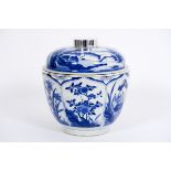 17th Cent. Chinese Kang Hsi lidded bowl in porcelain with a blue-white decor with [...]