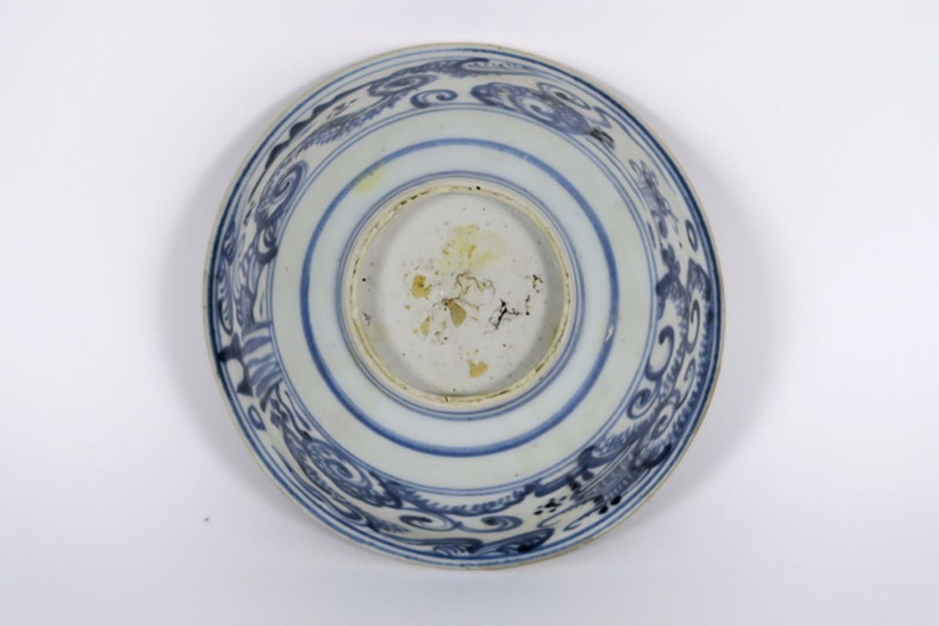 antique Chinese bowl in porcelain with blue-white decor with flowers - - Antieke [...] - Image 3 of 3