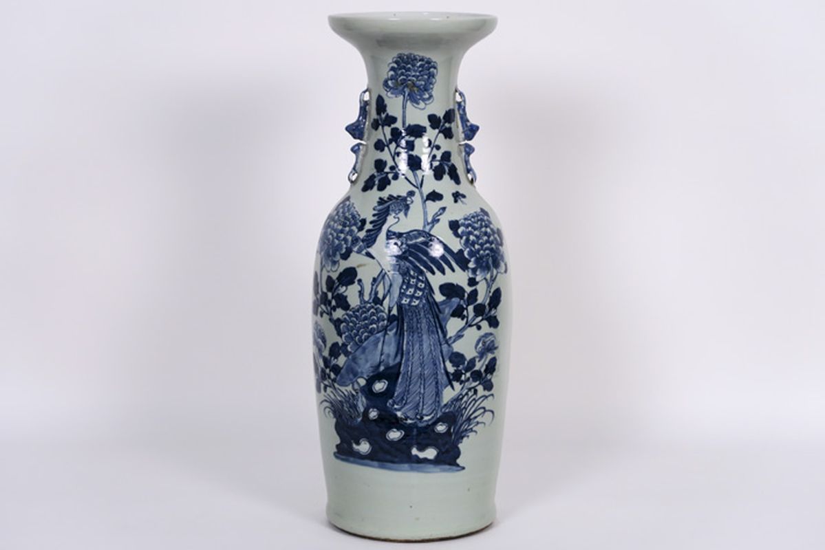 19th Cent. Chinese vase in porcelain with a blue-white decor with bird - - [...]