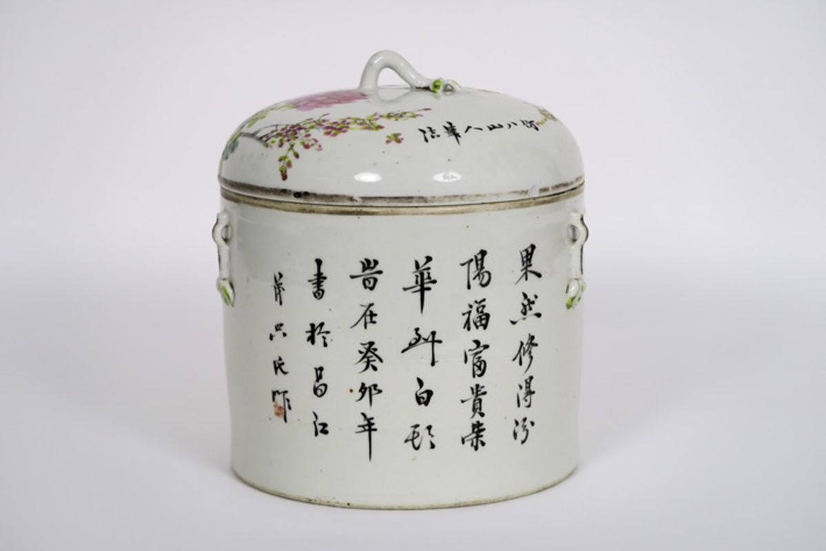 antique Chinese lidded pot in marked porcelain with a polychrome decor with birds and [...] - Image 2 of 4