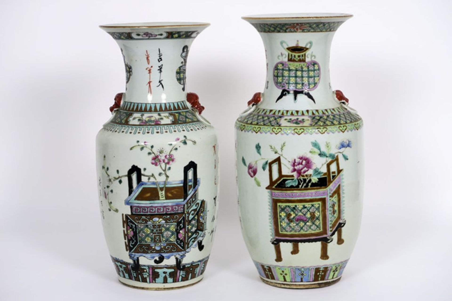 pair of antique Chinese vases in porcelain with polychrome decor - - Paar antieke [...]