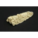 19th Cent. Japanese early Meiji period "Obi-hasama Sashi" - netsuke in ivory with [...]