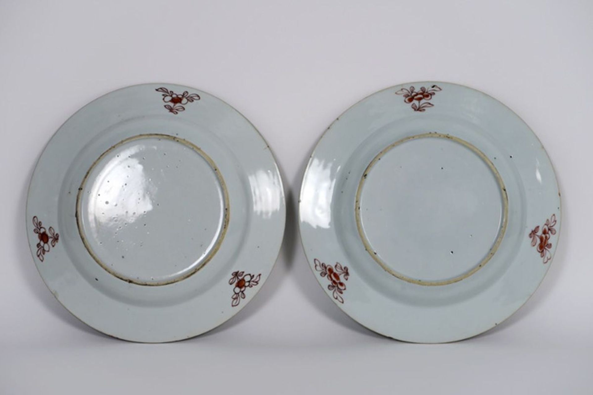 pair of 18th Cent. Chinese plates in porcelain with Famille Rose decor with flowers [...] - Image 2 of 2