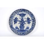 18th Cent. Chinese round dish in porcelain with blue-white decor with flowers - - [...]