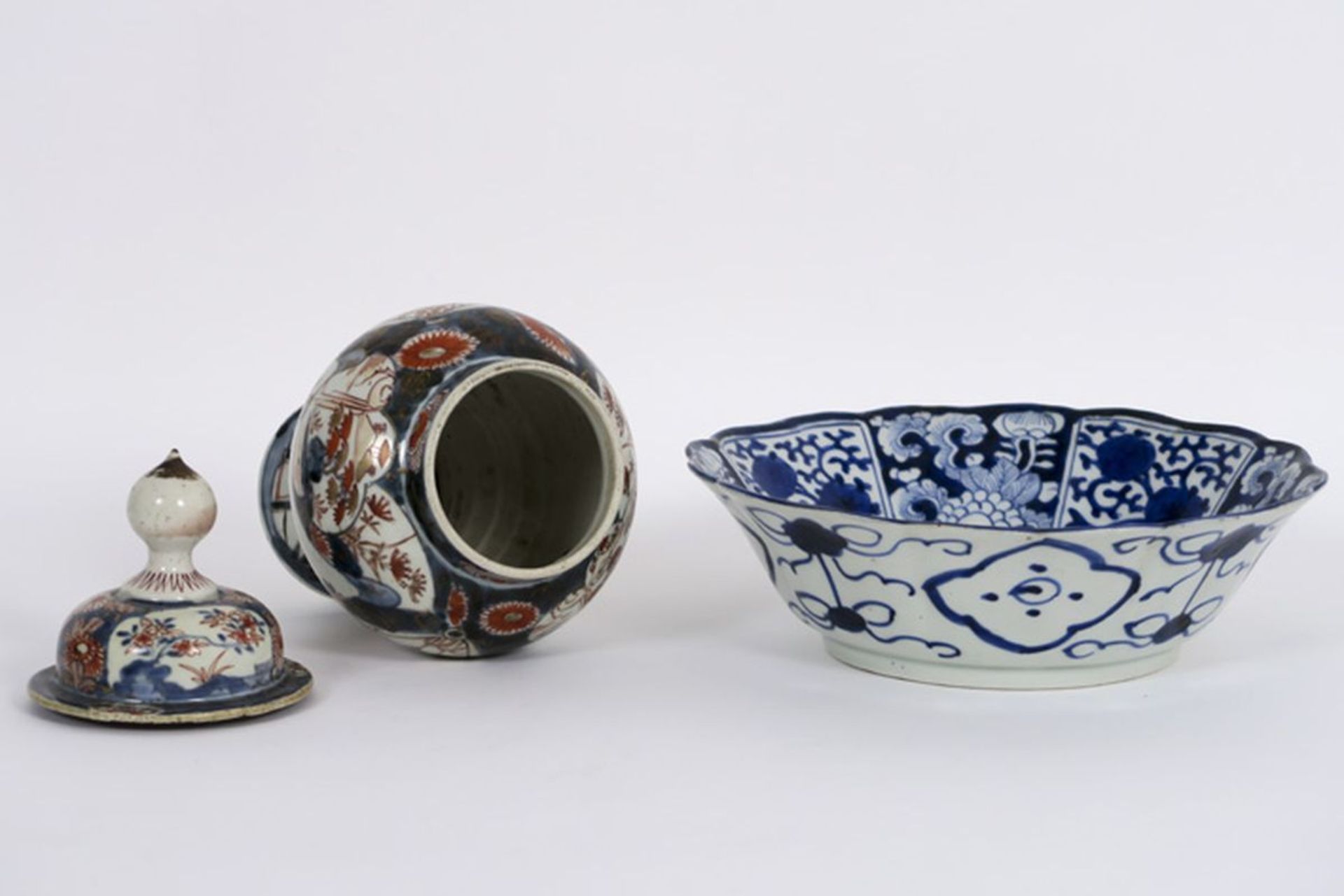 antique blue-white bowl and lidded Arita vase in Japanese porcelain - - Lot (2) [...] - Image 3 of 4