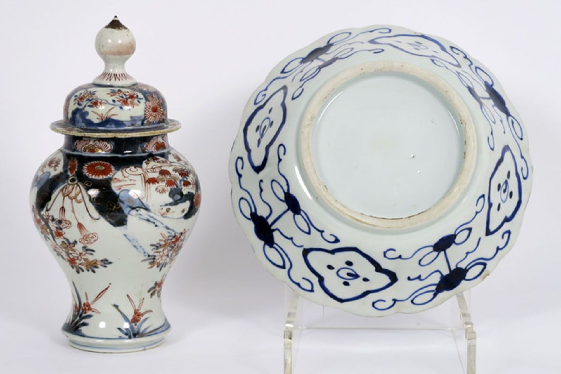 antique blue-white bowl and lidded Arita vase in Japanese porcelain - - Lot (2) [...] - Image 2 of 4