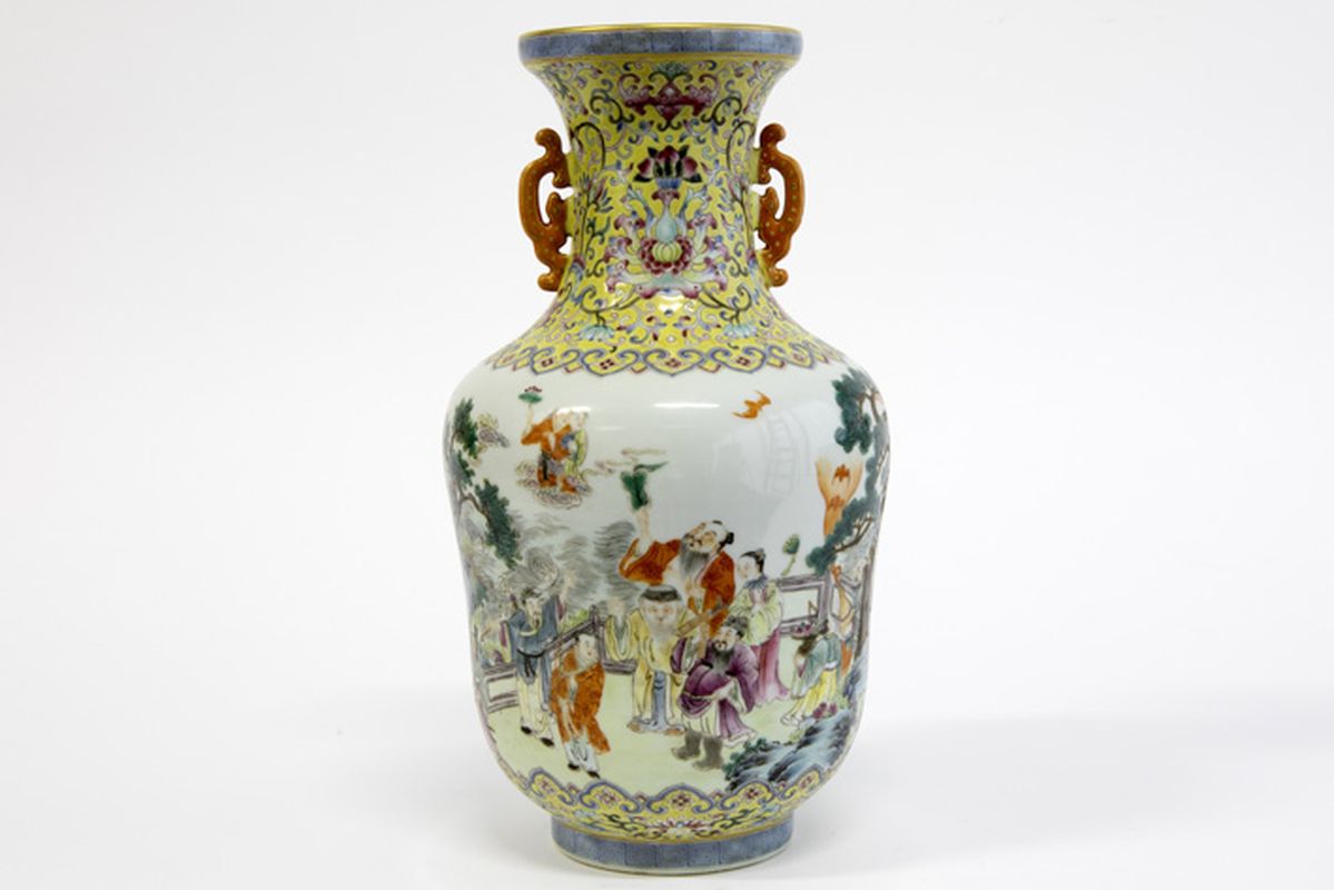 Chinese vase in marked porcelain with a Famille Rose decor with figures - - Mooie [...] - Image 3 of 6