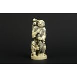 old Chinese "farmer" sculpture in ivory - - Oude Chinese sculptuur in ivoor : [...]