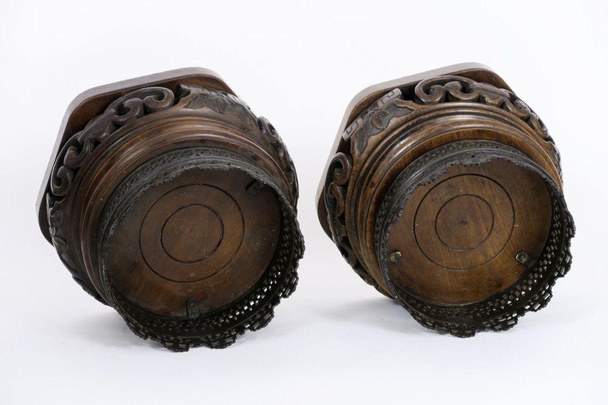 pair of antique Chinese vase stands in wood and bronze - - Paar antieke Chinese [...] - Image 2 of 2