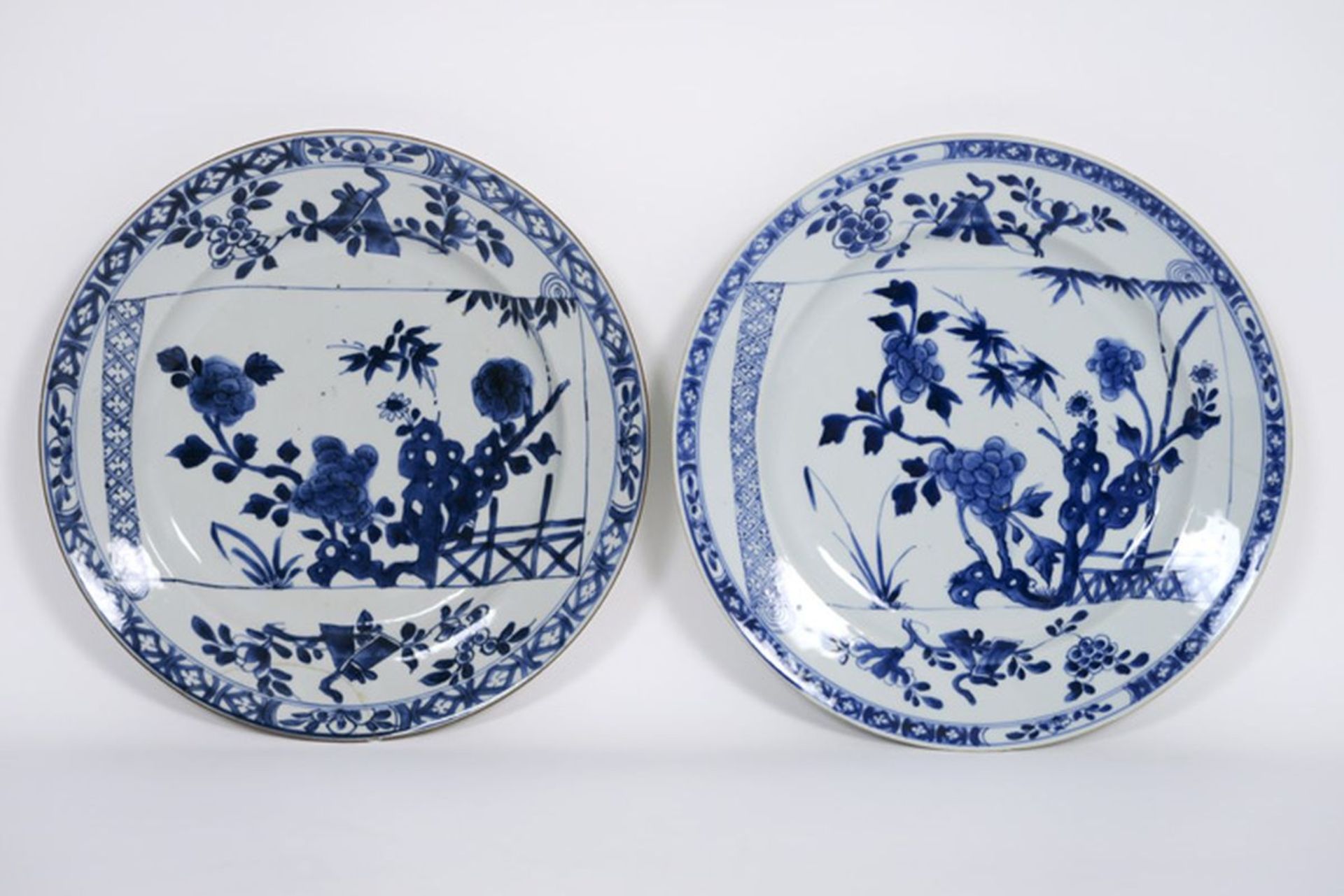 pair of 18th Cent. Chinese dishes in porcelain with blue-white decor with scroll - [...]