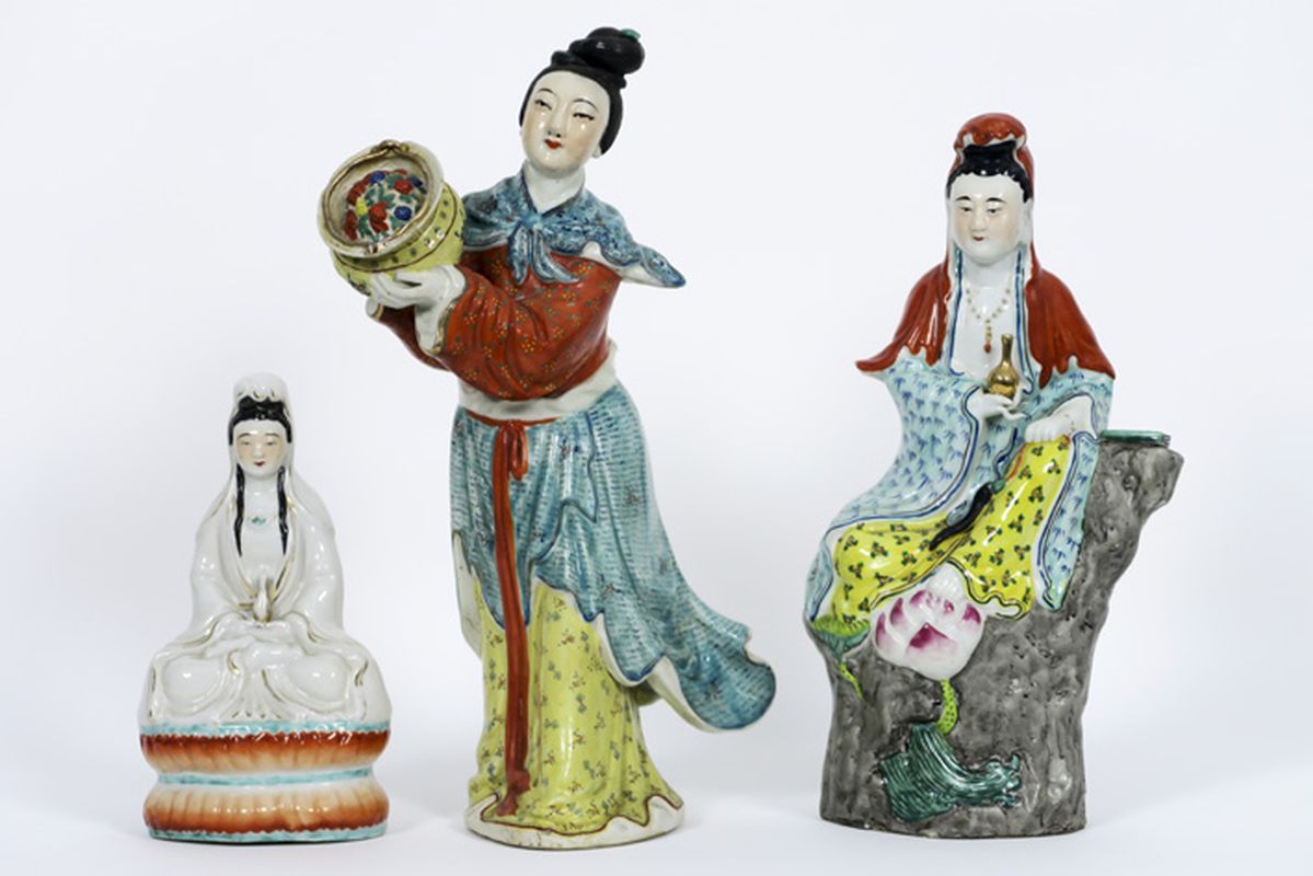 three Chinese sculptures in porcelain - - Lot van drie Chinese sculpturen in [...]