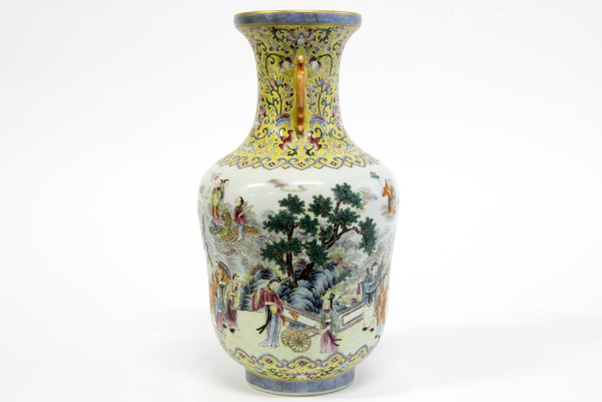 Chinese vase in marked porcelain with a Famille Rose decor with figures - - Mooie [...] - Image 2 of 6