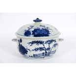 18th Cent. Chinese lidded tureen in porcelain with blue-white decor - - Achttiende [...]