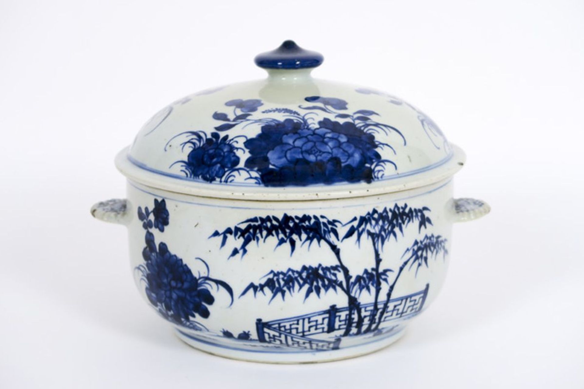 18th Cent. Chinese lidded tureen in porcelain with blue-white decor - - Achttiende [...]