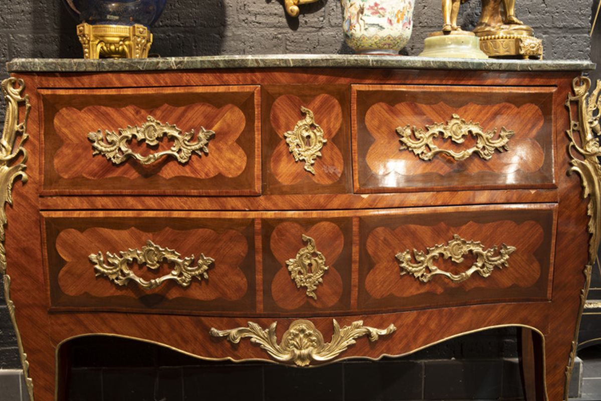 Louis XV chest of drawers in marquetry with mountings in bronze and marble top - - [...] - Image 3 of 4