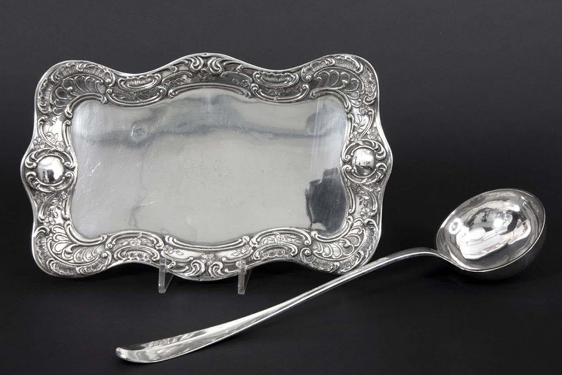 a laddle and a small tray in marked silver - - Lot (2) gemerkt massief zilver met [...]