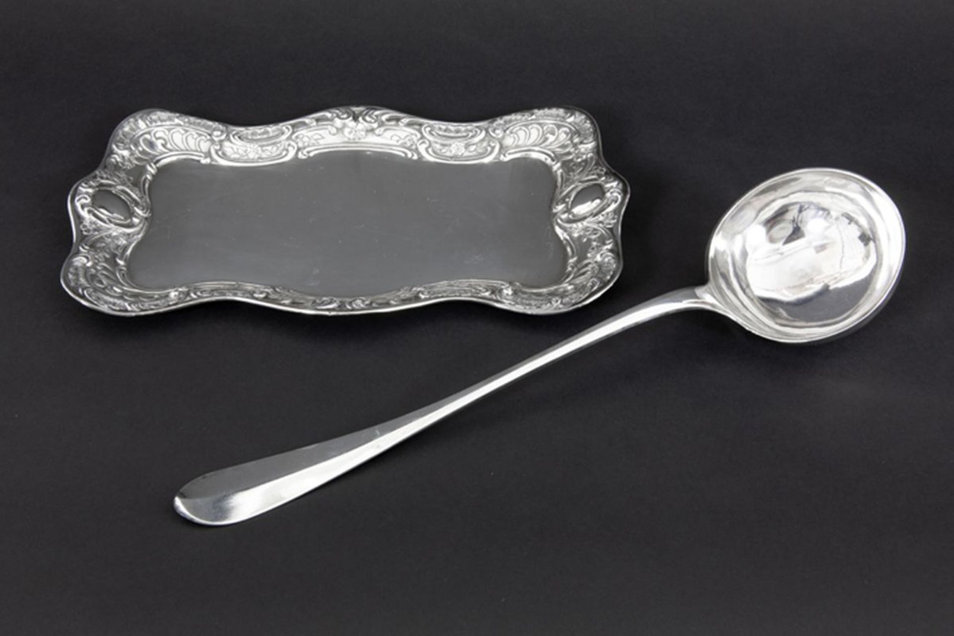 a laddle and a small tray in marked silver - - Lot (2) gemerkt massief zilver met [...] - Bild 2 aus 2