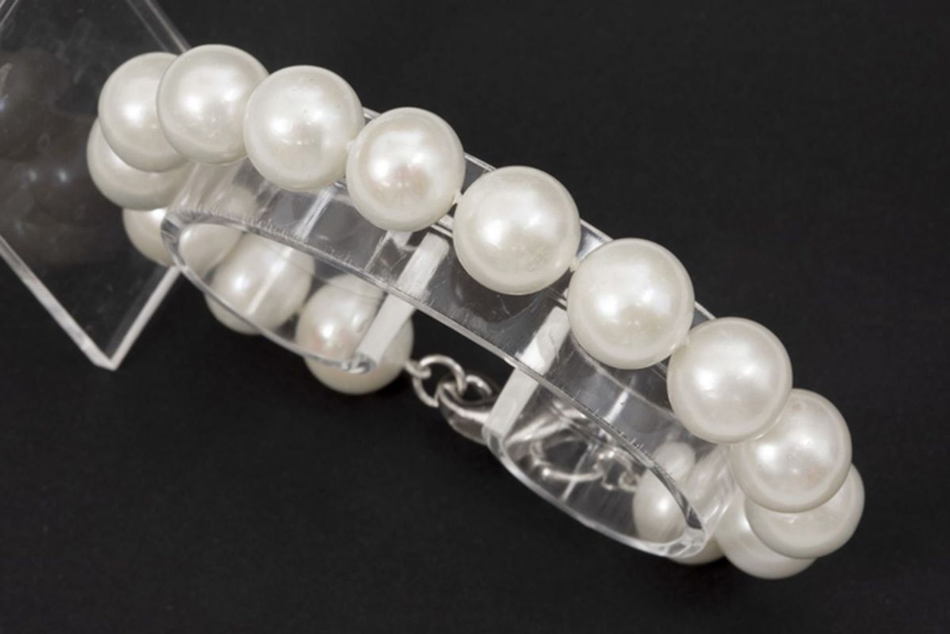 bracelet with one row of pearls - - Bracelet met één streng op de kleur en de [...]