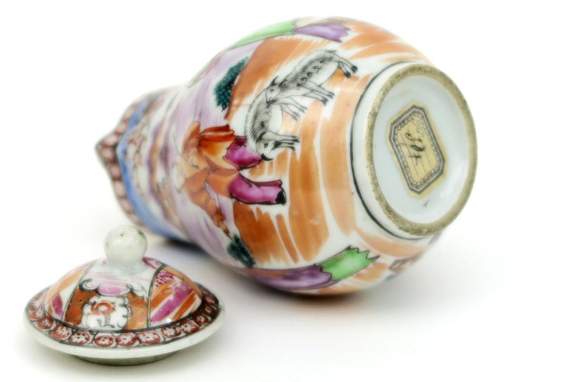 18th Cent. Chinese lidded pitcher in porcelain with polychrome figures decor - - [...] - Image 6 of 7