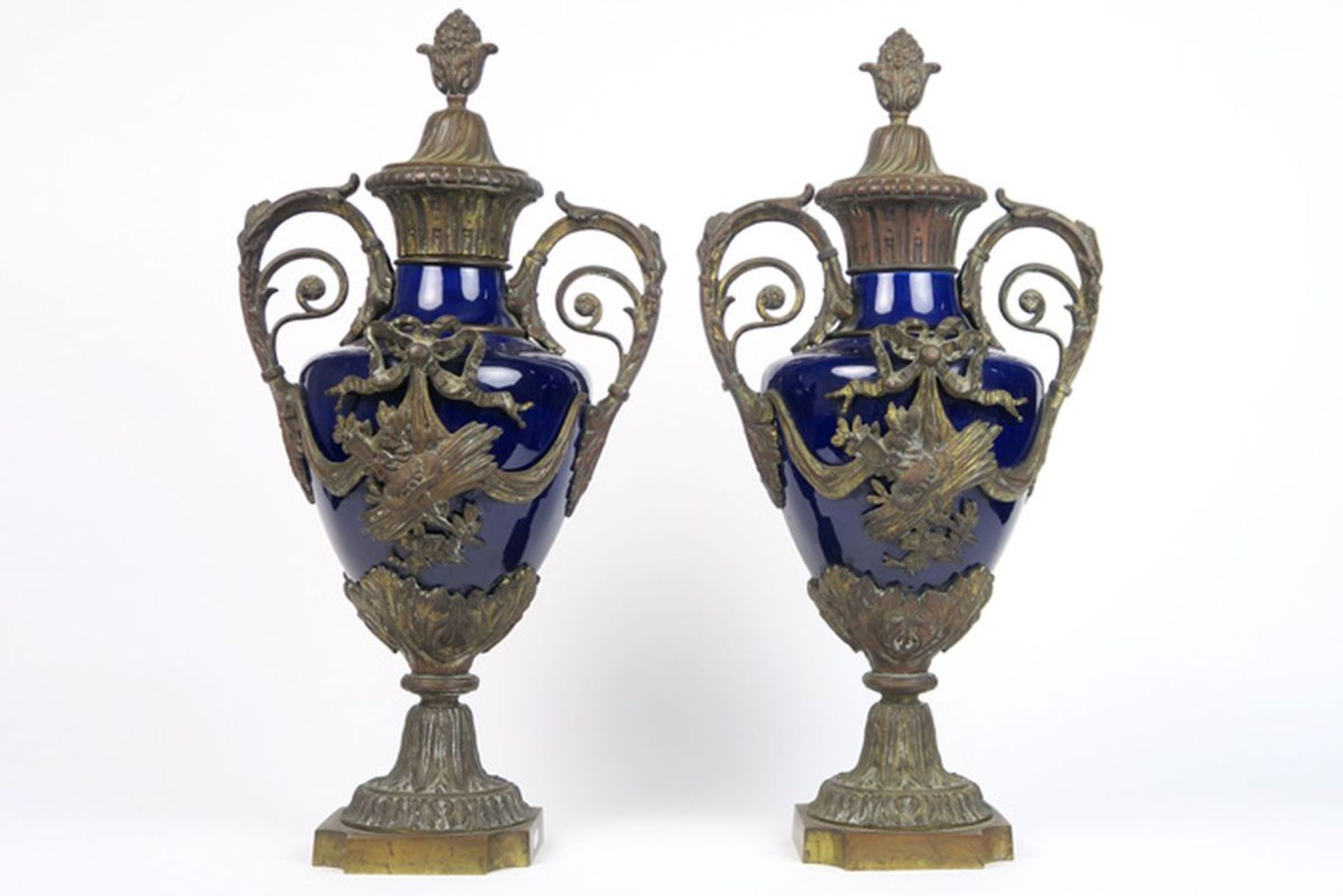 pair of antique French neoclassical vases in ceramic and bronze - - Paar antieke [...]