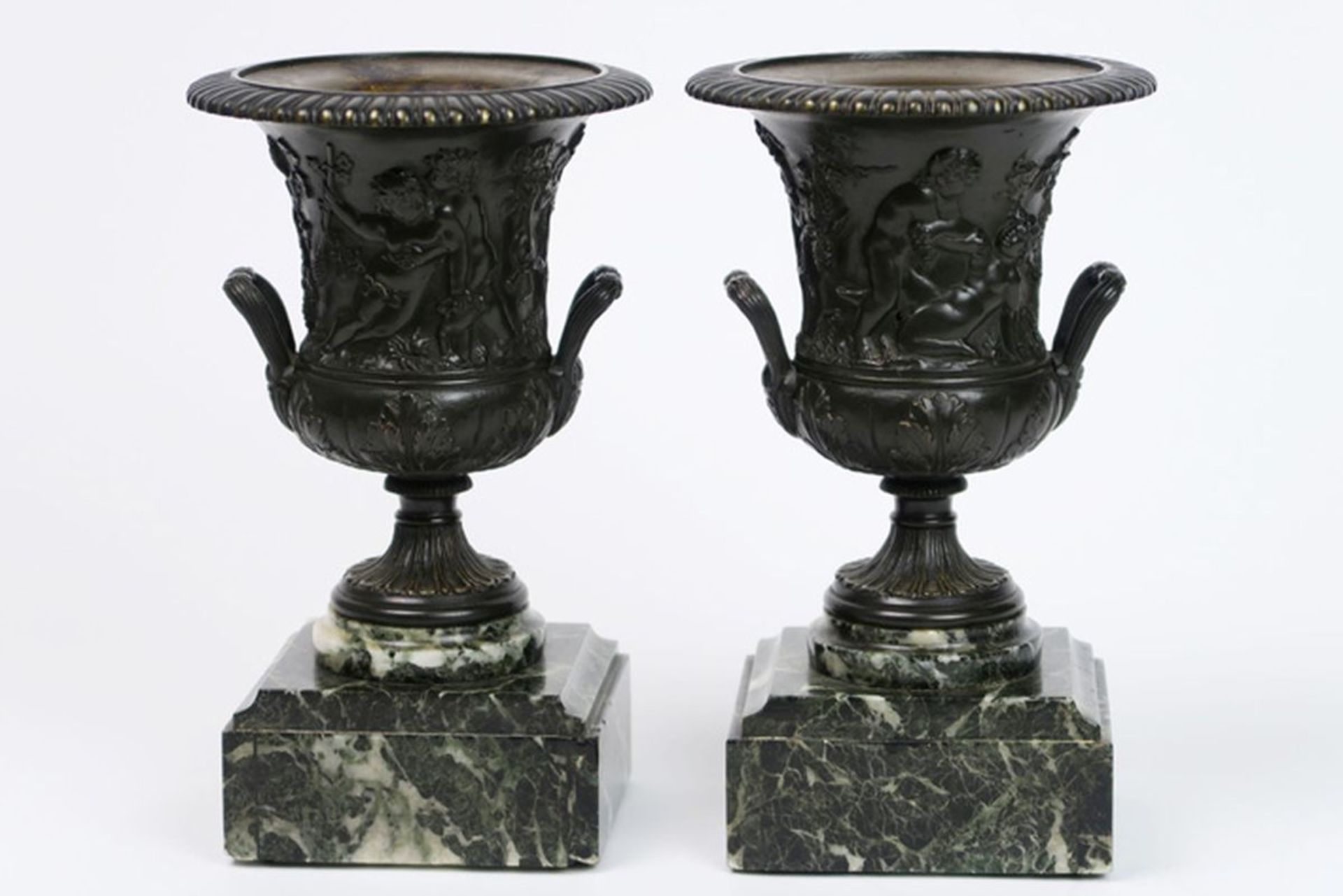 pair of 19th Cent. urns, so called "Louvre"-vases, in bronze on a green marble base [...] - Image 2 of 3