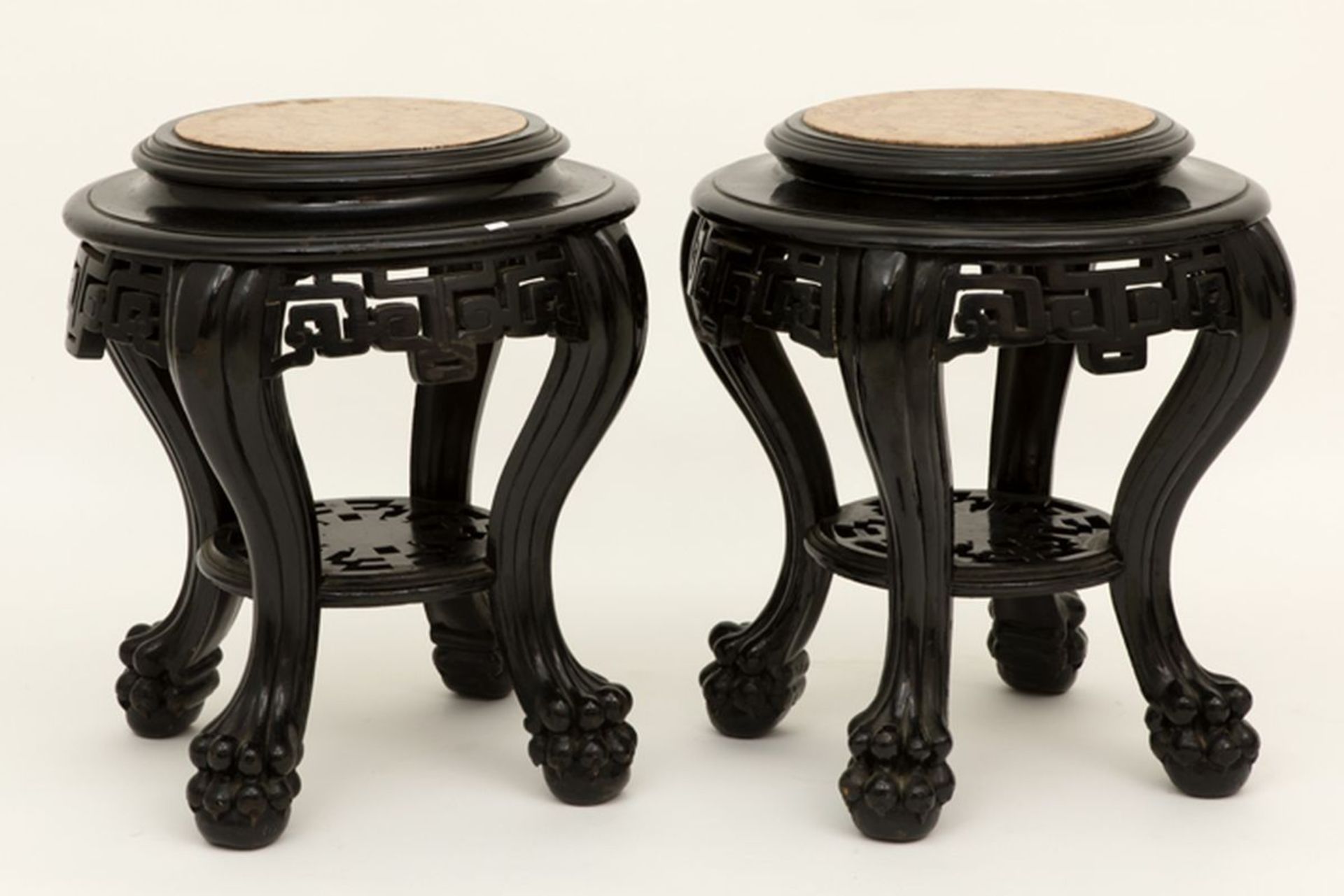 pair of Chinese pedestals in black lacquered wood with marble top - - Paar Chinese [...]