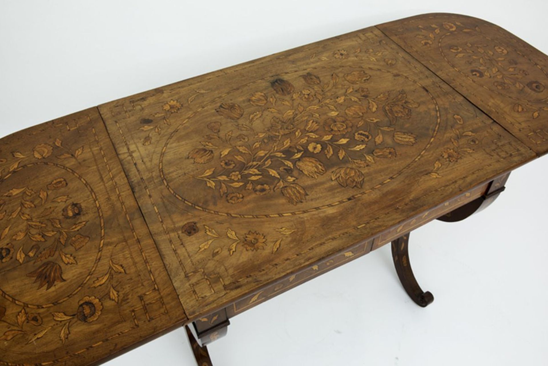 early 19th Cent. drop leaf table in Dutch marquetry - - Vroeg negentiende eeuwse [...] - Image 3 of 5