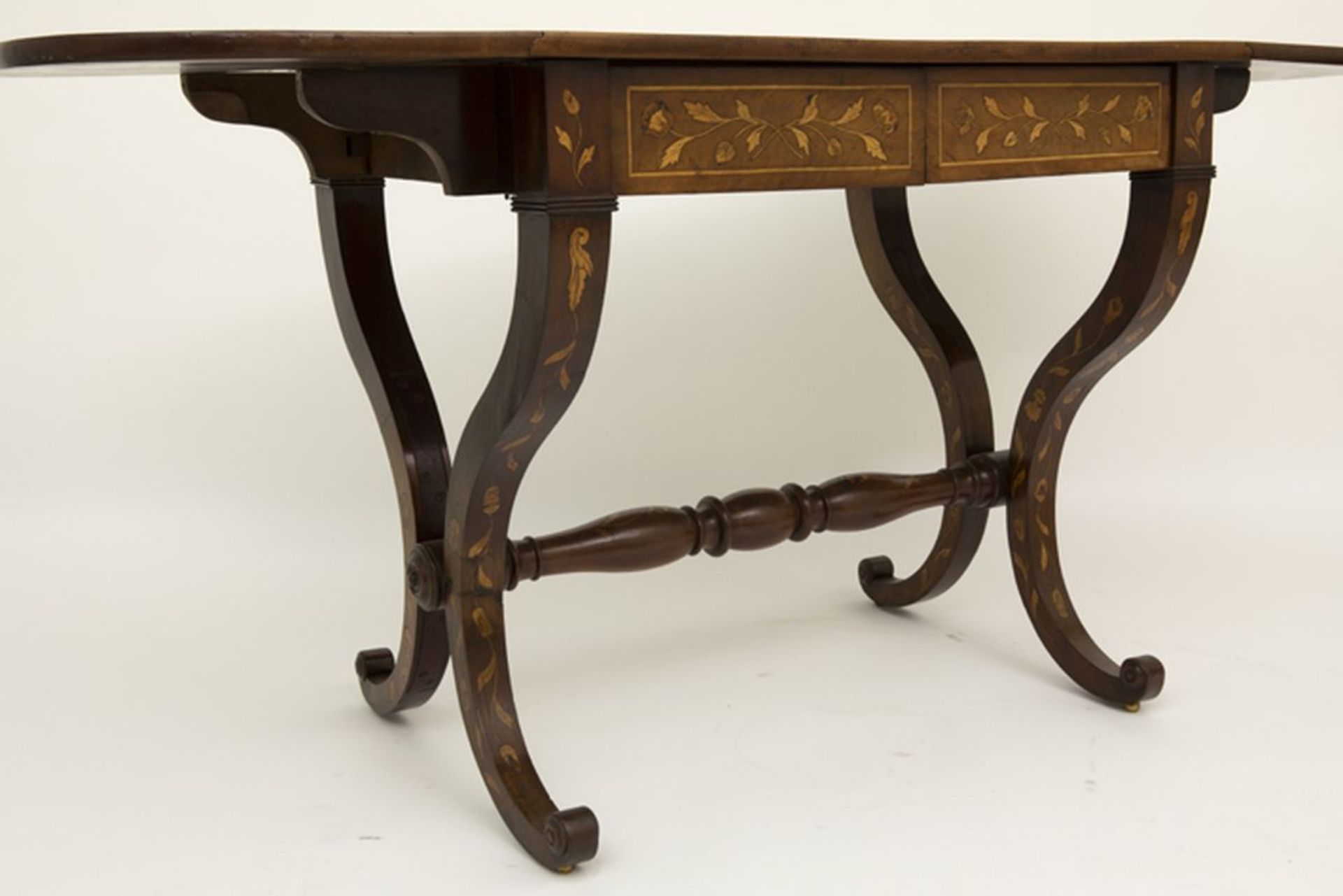 early 19th Cent. drop leaf table in Dutch marquetry - - Vroeg negentiende eeuwse [...] - Image 4 of 5