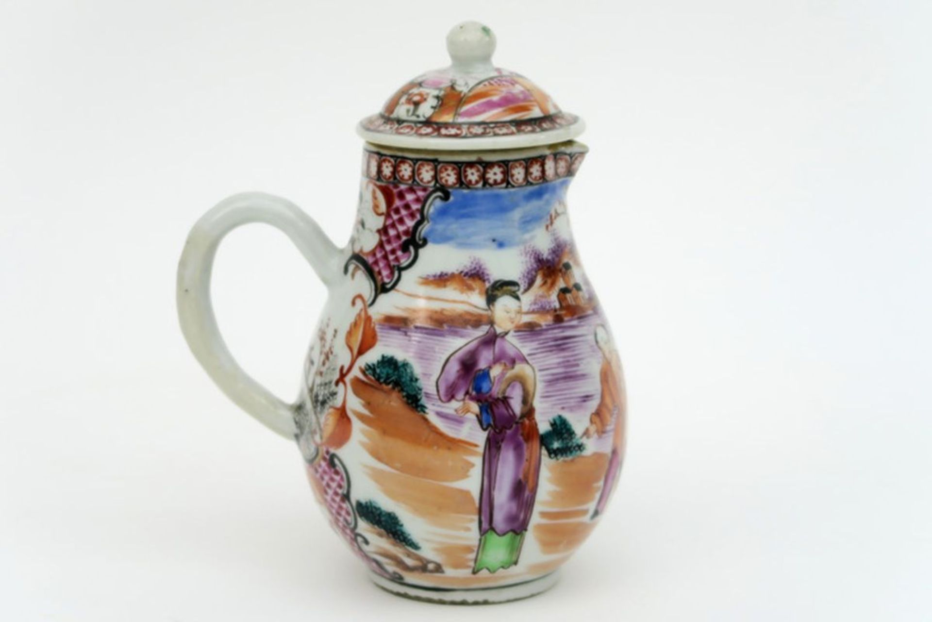 18th Cent. Chinese lidded pitcher in porcelain with polychrome figures decor - - [...]
