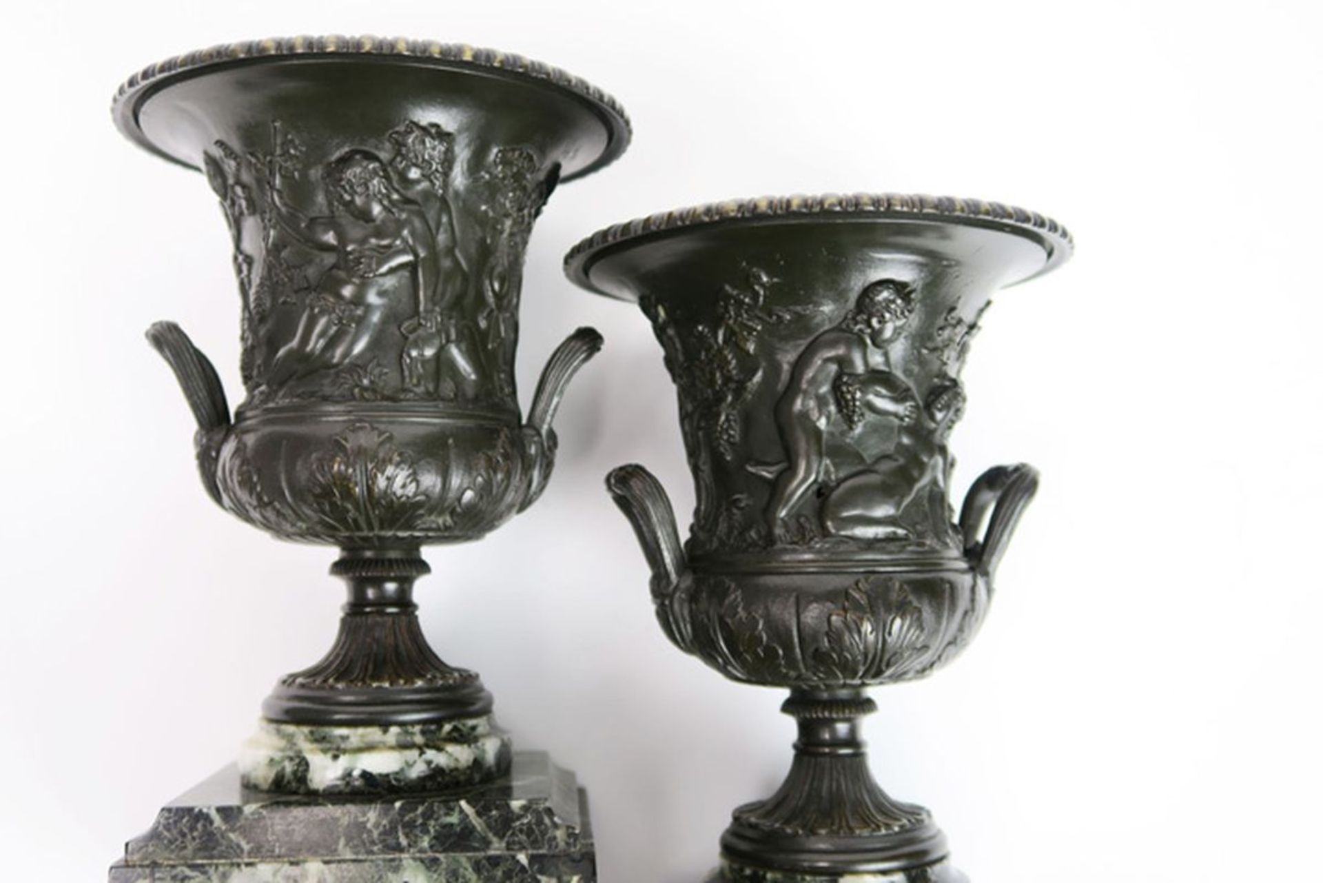 pair of 19th Cent. urns, so called "Louvre"-vases, in bronze on a green marble base [...] - Image 3 of 3
