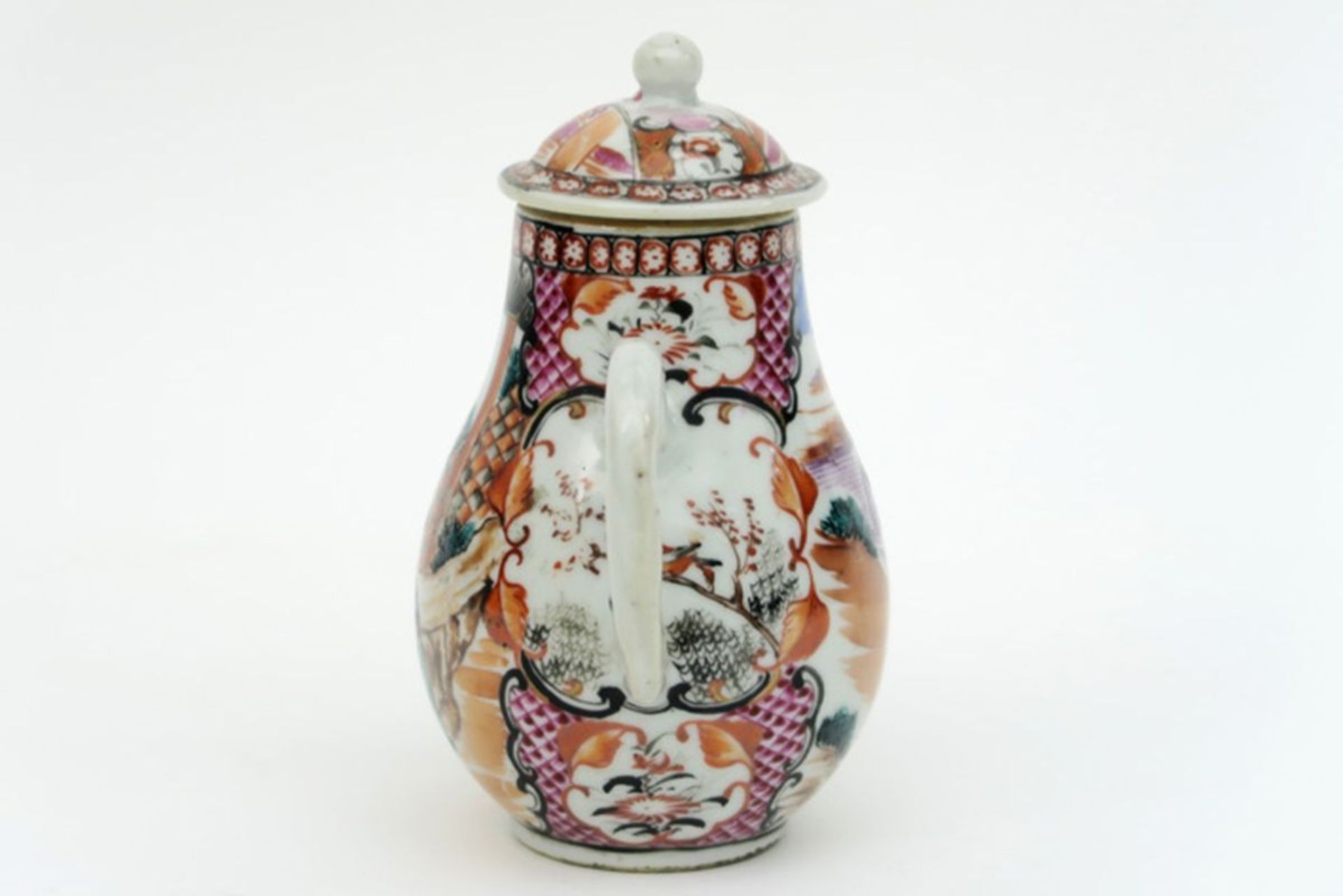 18th Cent. Chinese lidded pitcher in porcelain with polychrome figures decor - - [...] - Image 4 of 7