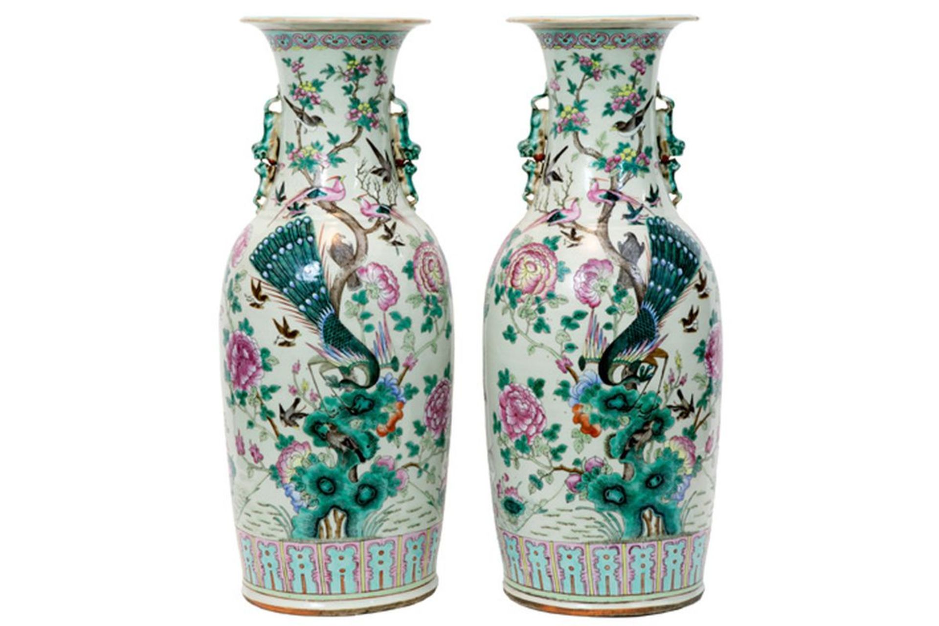 pair of antique Chinese vases in porcelain with Famille Rose decor with flowers and [...]