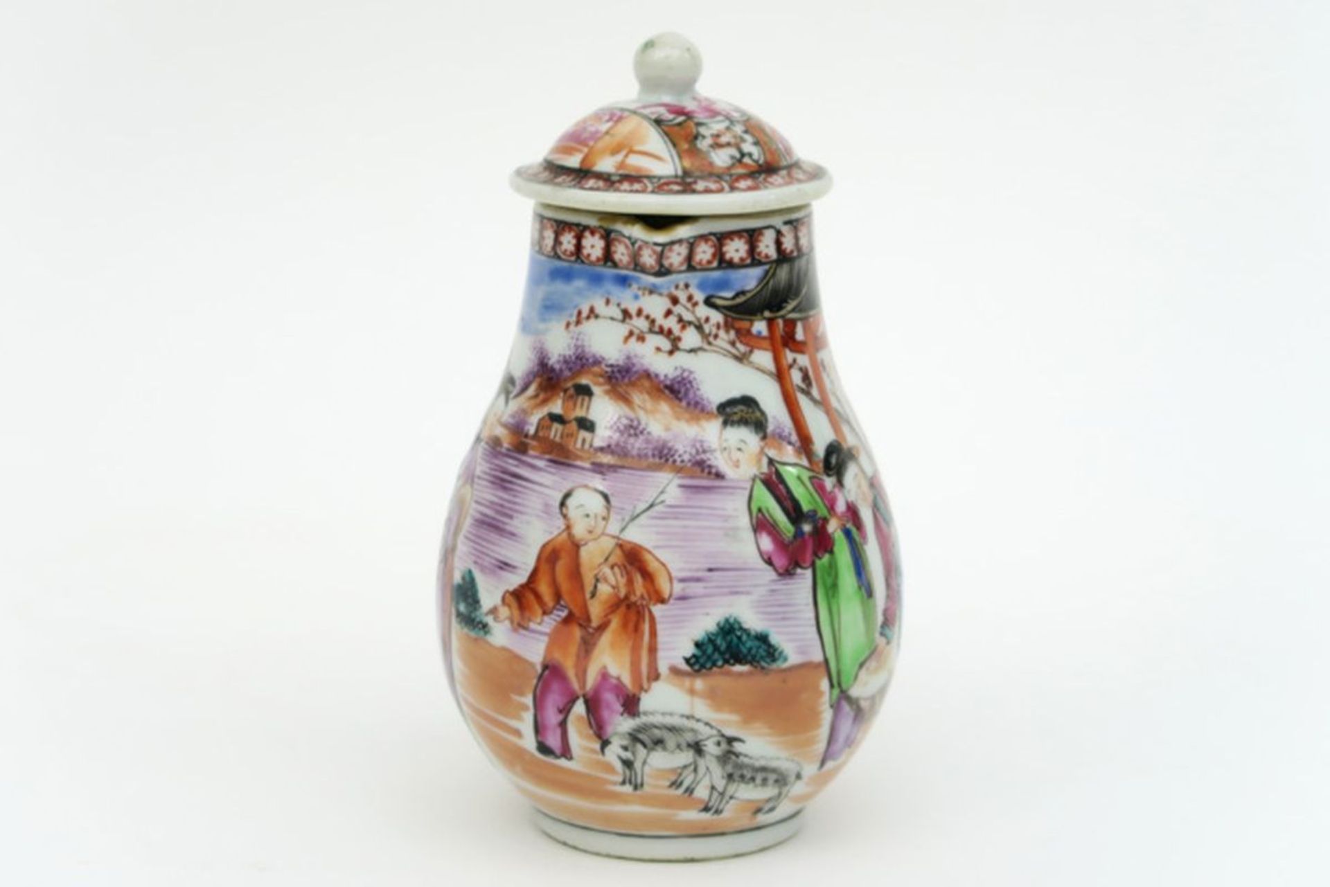 18th Cent. Chinese lidded pitcher in porcelain with polychrome figures decor - - [...] - Image 2 of 7