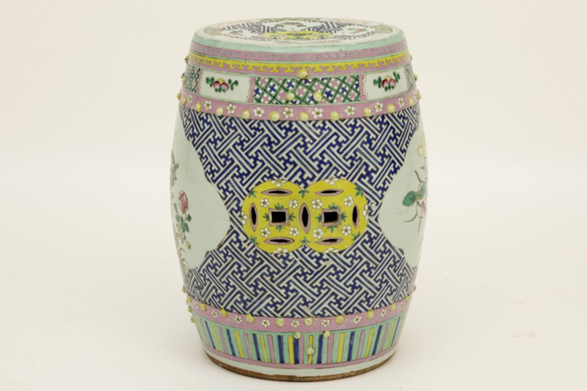 antique Chinese garden stool in porcelain with polychrome decor - - Antiek Chinees [...] - Image 2 of 4